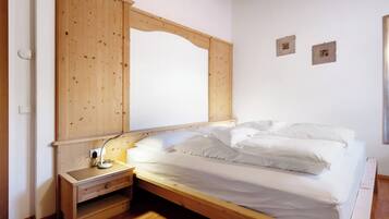 1 slaapkamer, een strijkplank/strijkijzer, gratis wifi, beddengoed