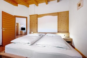 1 bedroom, iron/ironing board, free WiFi, bed sheets - Apartment 'Antersi Silvia' with Mountain View, Shared Garden and Wi-Fi (St. Vigil Enneberg)