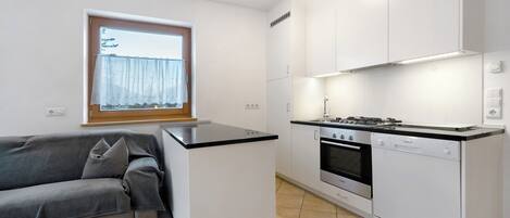 Kjøleskap, ovn, kokeplater og oppvaskmaskin