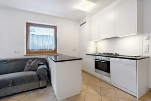 Een koelkast, een oven, een kookplaat, een vaatwasser