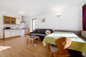 TV - Apartment "Antersi Luis" with Mountain View, Private Garden & Wi-Fi (St. Vigil Enneberg)