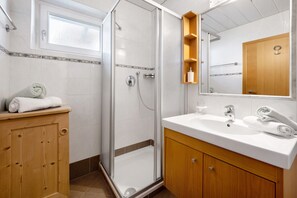 Shower, hair dryer, towels - Apartment "Antersi Luis" with Mountain View, Private Garden & Wi-Fi (St. Vigil Enneberg)