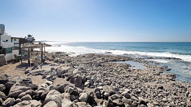 A rocky beach with a restaurant and outdoor seating. - Holiday Home 'El Rinconcito De Jess' with Wi-Fi and Air Conditioning (El Golfo)