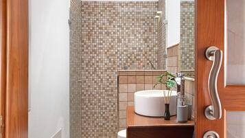 Douche, sèche-cheveux, serviettes fournies