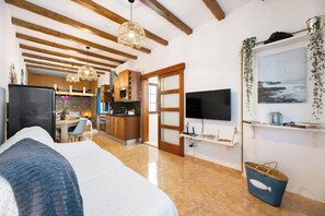 1 slaapkamer, een strijkplank/strijkijzer, gratis wifi, beddengoed