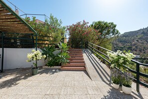 Property grounds - Holiday Home 'The Gardener Cottage' with Mountain Views, Wi-Fi & Air Conditioning (Málaga)