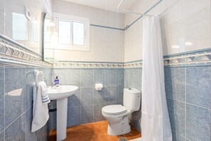 Shower, hair dryer, towels - Pool, BBQ, 7 min drive to the beach on an avocado & mango estate, 15 min from Málaga center (Málaga)