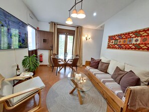 TV - Holiday Home 'The Gardener Cottage' with Mountain Views, Wi-Fi & Air Conditioning (Málaga)