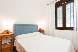 2 bedrooms, iron/ironing board, free WiFi, bed sheets - Pool, BBQ, 7 min drive to the beach on an avocado & mango estate, 15 min from Málaga center (Málaga)