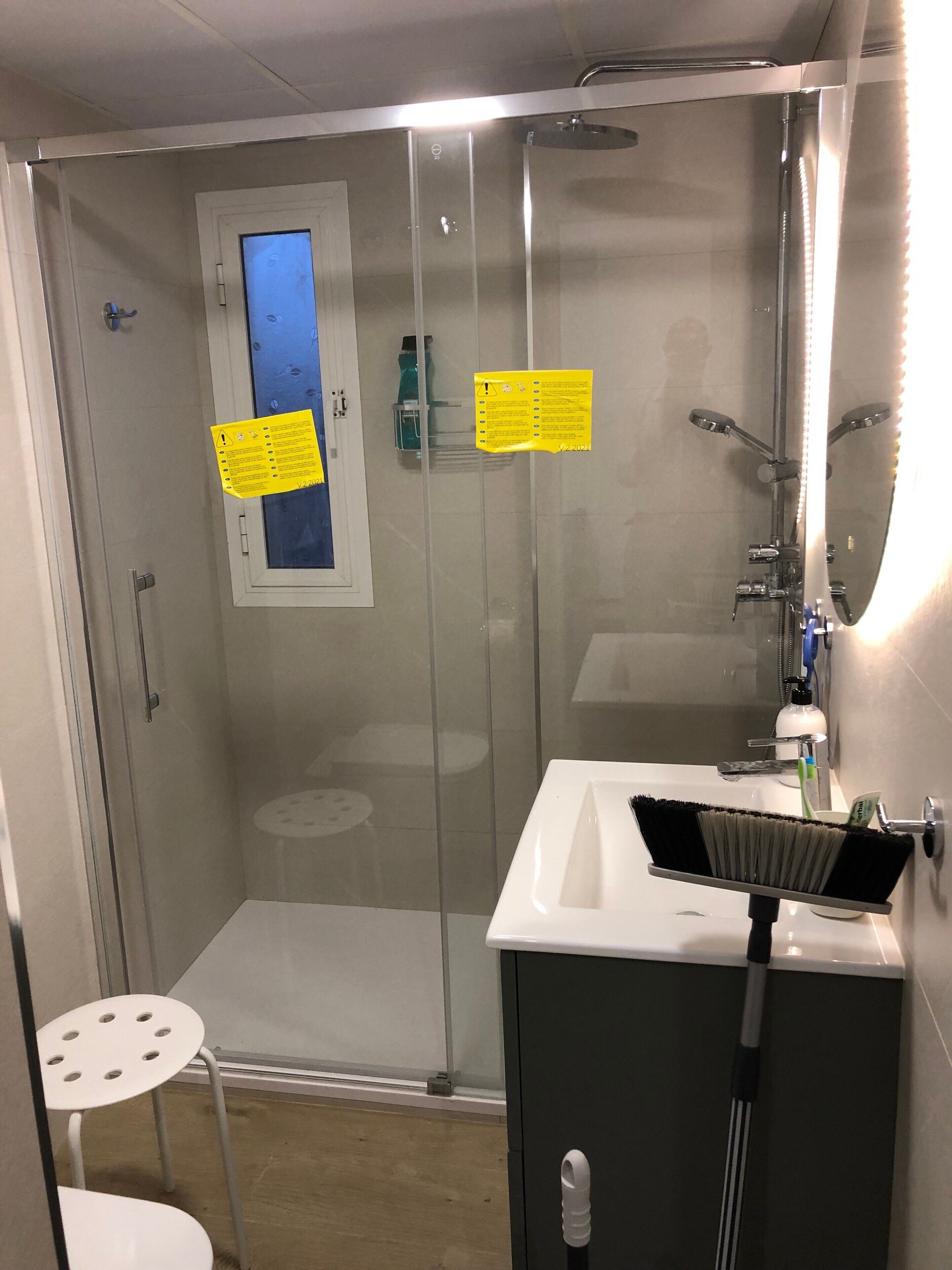 Een douche, een haardroger, handdoeken