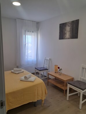 1 habitación, tabla de planchar con plancha, wifi gratis y ropa de cama 