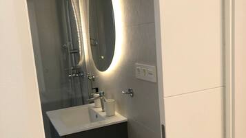 Dusche, Haartrockner, Handtücher
