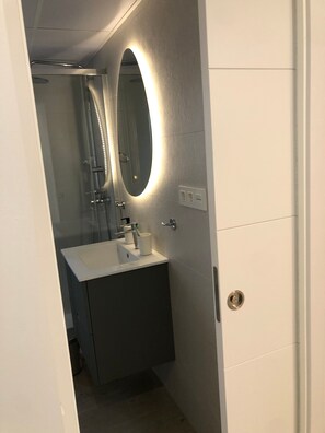 Douche, sèche-cheveux, serviettes fournies