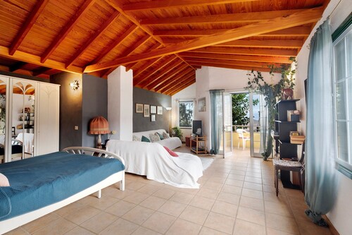 Apartment 'Casa Claudia' with Sea View, Private Terrace and Wi-Fi
