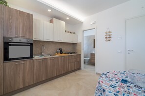 Fridge, oven, stovetop, dishwasher - Holiday Apartment "Apt Giulia A Due Passi Dal Mare" with Sea View, Balcony & Wi-Fi (Lido di Noto)