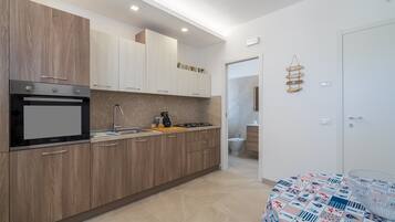 Réfrigérateur, un four, surface de cuisson, lave-vaisselle