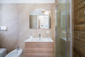 Shower, hair dryer, towels - Holiday Apartment "Apt Giulia A Due Passi Dal Mare" with Sea View, Balcony & Wi-Fi (Lido di Noto)