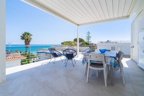 Outdoor dining - Holiday Apartment "Greta Vista Mare" with Sea View, Private Terrace & Wi-Fi (Lido di Noto)
