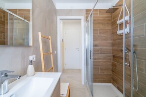 Shower, hair dryer, towels - Holiday Apartment "Greta Vista Mare" with Sea View, Private Terrace & Wi-Fi (Lido di Noto)