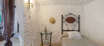 Maison de vacances 'La Cuevita De Hilario' avec vue sur montagne, terrasse privée et jardin privé