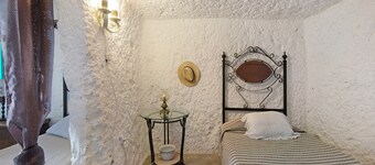 Ferienhaus 'La Cuevita De Hilario' mit Bergblick, privater Terrasse und eigenem Garten