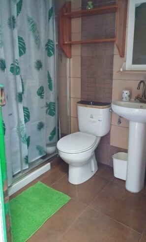 Dusche, kostenlose Toilettenartikel, Handtücher