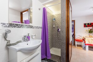 Douche, sèche-cheveux, serviettes fournies