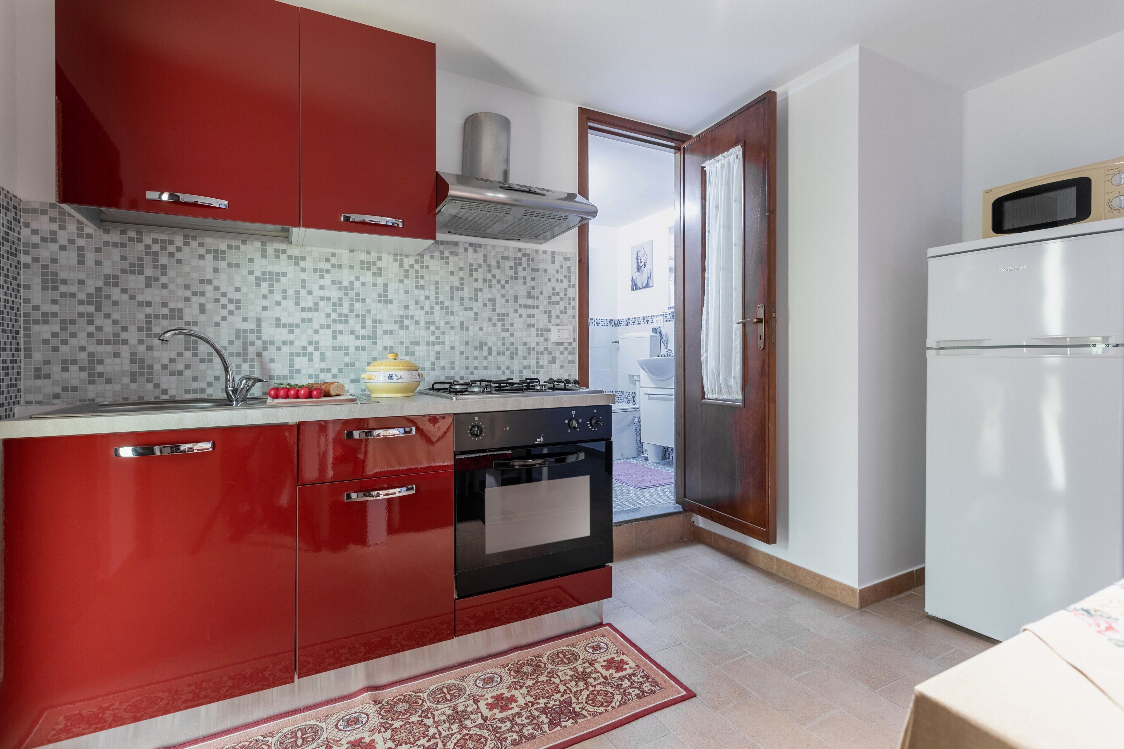 Jääkaappi, mikroaaltouuni, liesi, kahvin-/teenkeitin