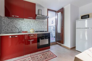 Geladeira, micro-ondas, cooktop, cafeteira/chaleira