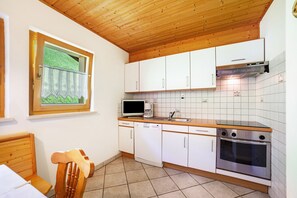 Een koelkast, een magnetron, een oven, een kookplaat