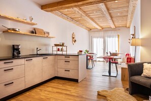 Fridge, oven, stovetop, dishwasher