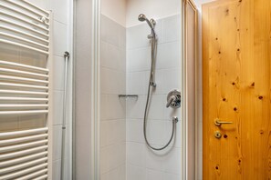 Ducha, artículos de tocador gratuitos, secador de pelo, toallas