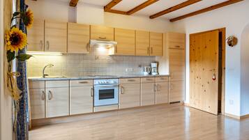 Kühlschrank, Ofen, Herdplatte, Wasserkocher mit Kaffee-/Teezubehör