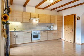 Fridge, oven, stovetop, coffee/tea maker - Holiday Apartment "Oberpatiglhof - Anna" with Mountain View, Shared Terrace & Wi-Fi (Fie' allo Sciliar)