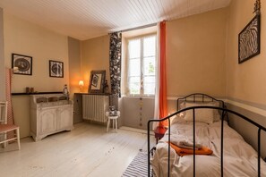 5 bedrooms, desk, iron/ironing board, free WiFi