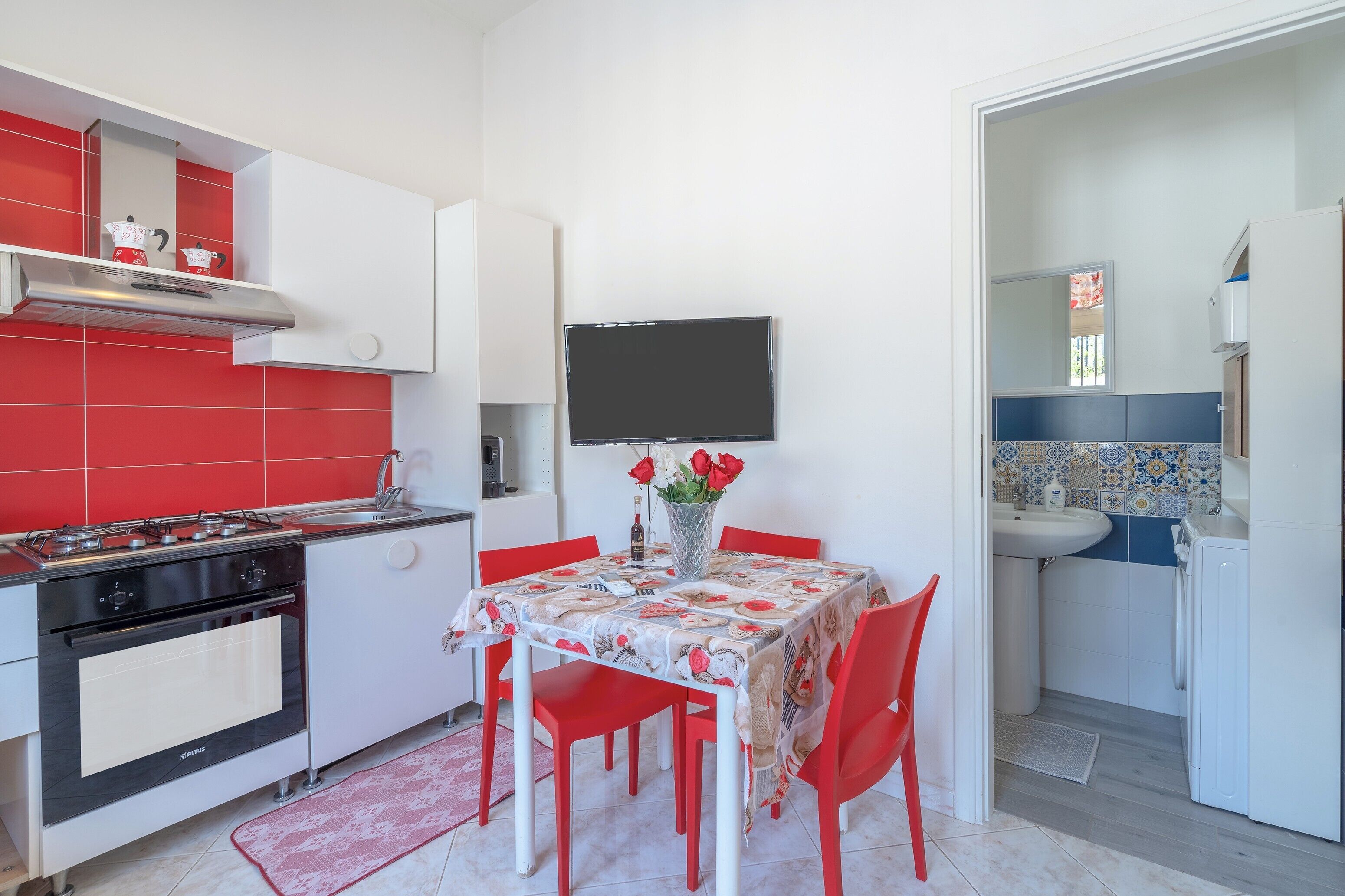 Kühlschrank, Ofen, Herdplatte, Wasserkocher mit Kaffee-/Teezubehör