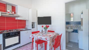 Kühlschrank, Ofen, Herdplatte, Wasserkocher mit Kaffee-/Teezubehör