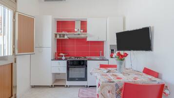 Kühlschrank, Ofen, Herdplatte, Wasserkocher mit Kaffee-/Teezubehör