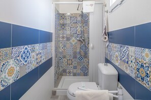 Shower, hair dryer, towels - Holiday Apartment 'Mini Appartamento In Villa' with Shared Pool, Shared Garden & Wi-Fi (Noto)