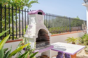 Property grounds - Holiday Apartment 'Mini Appartamento In Villa' with Shared Pool, Shared Garden & Wi-Fi (Noto)