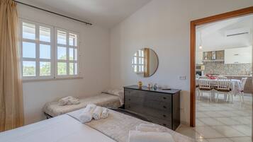 2 bedrooms, iron/ironing board, free WiFi, bed sheets