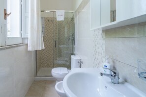 Shower, hair dryer, towels - Apartment "Con Vista Piscina" with Shared Pool & Wi-Fi (Noto)