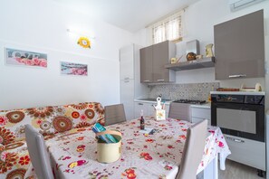 Kjøleskap, ovn, kokeplater og kaffetrakter/tekoker