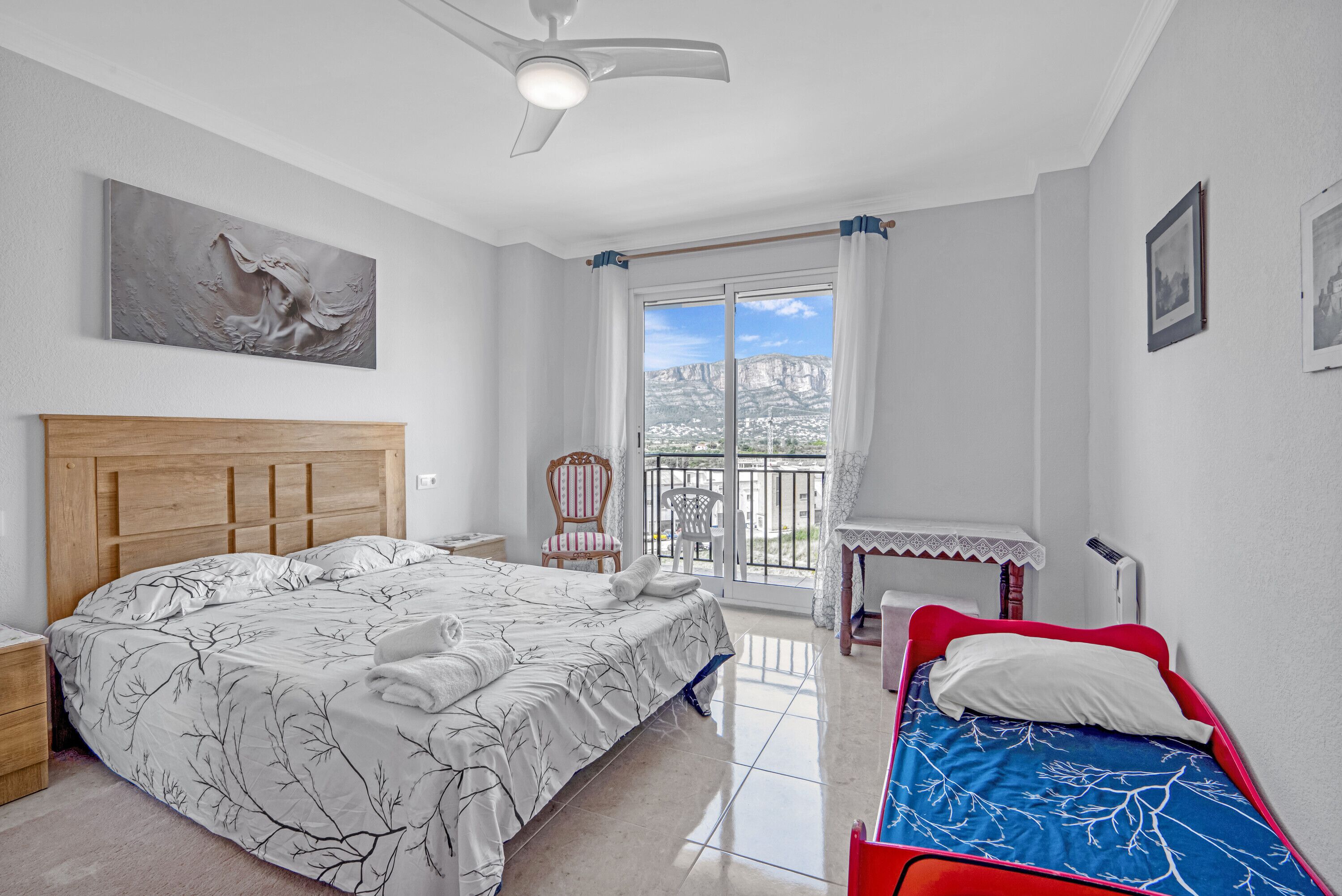 3 slaapkamers, een strijkplank/strijkijzer, gratis wifi, beddengoed