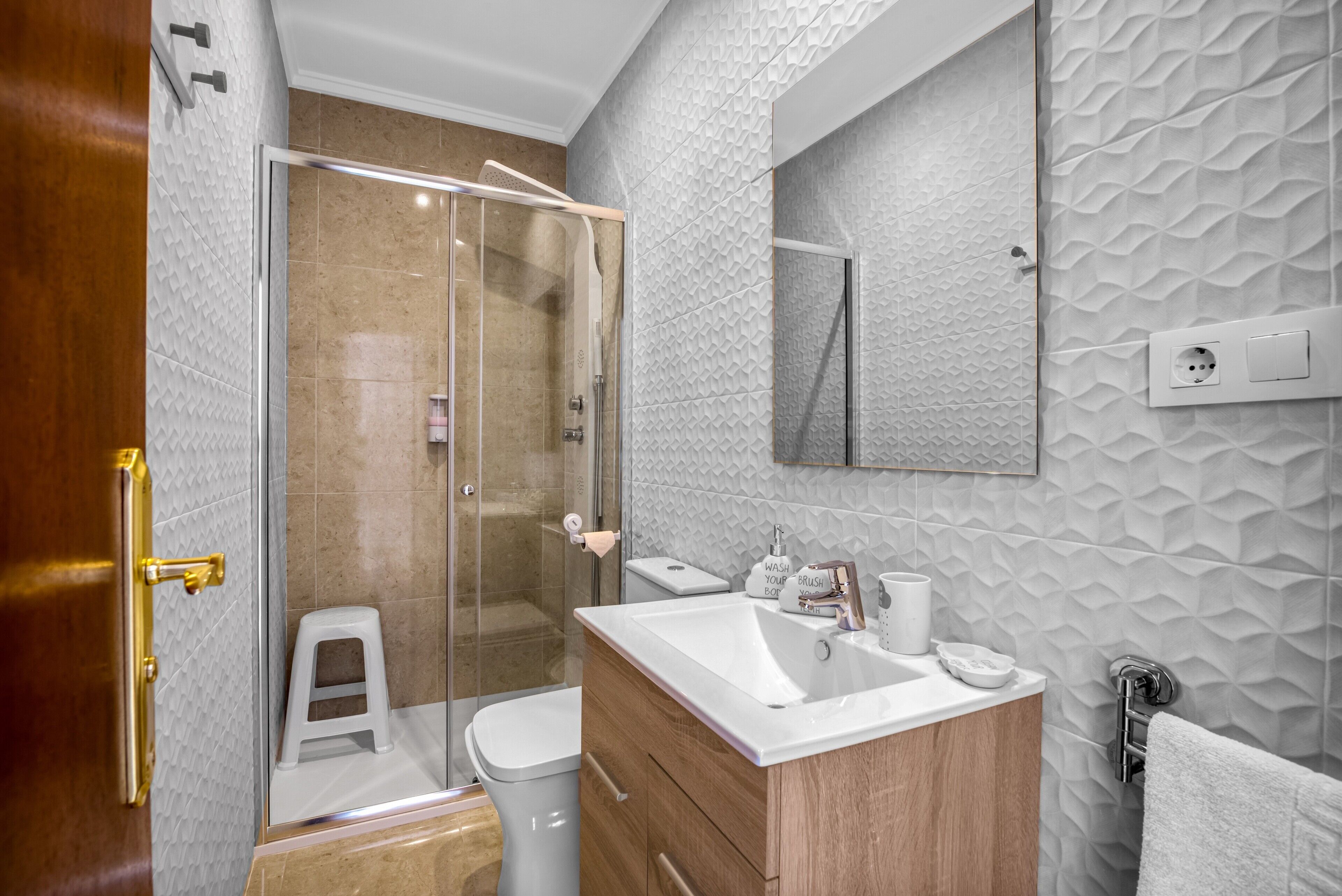 Douche, sèche-cheveux, serviettes fournies