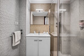 Shower, hair dryer, towels - Apartment 'Gata De Gorgos' with Mountain View, Balcony and Wi-Fi (Gata de Gorgos)