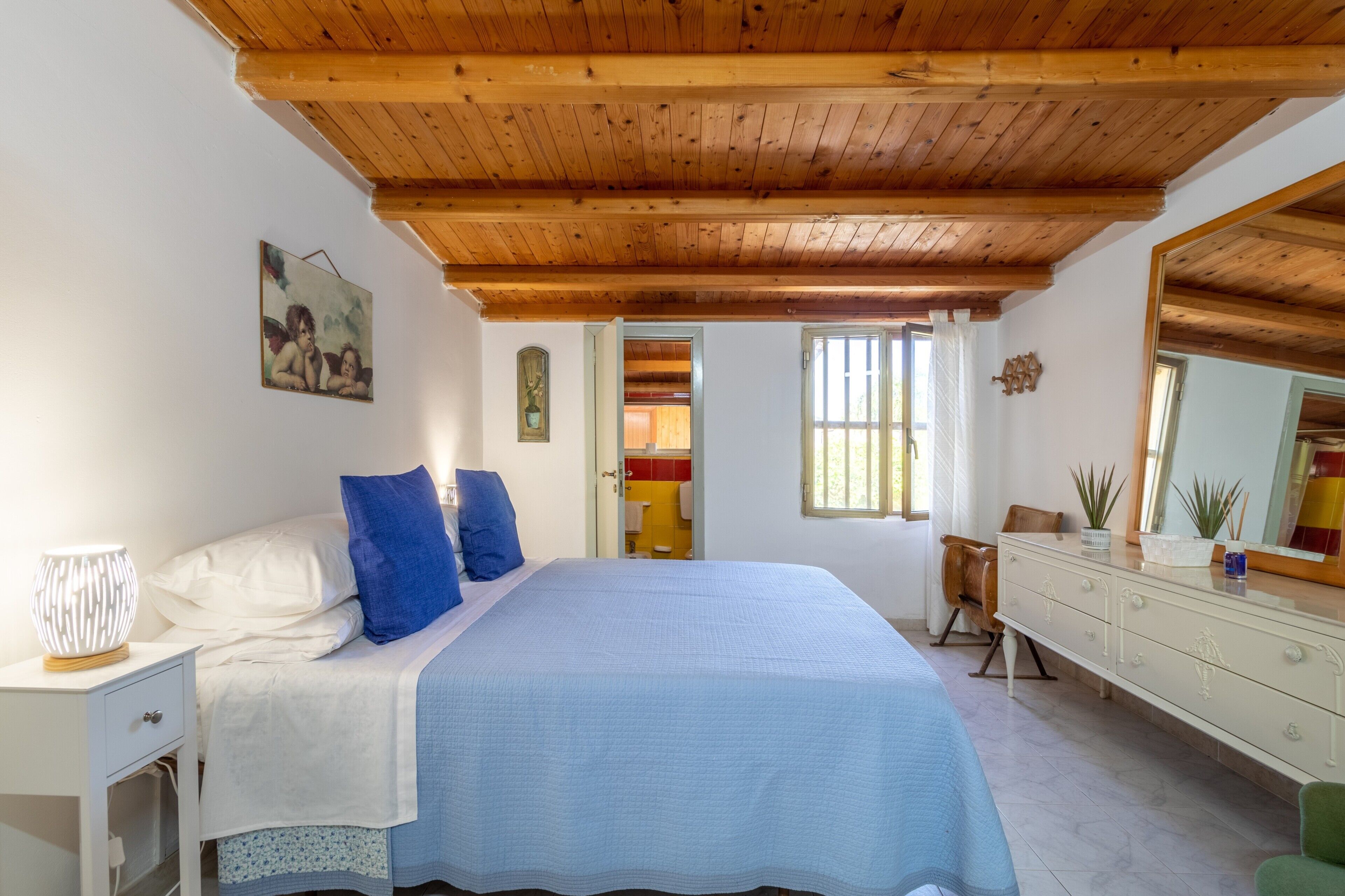 4 bedrooms, iron/ironing board, free WiFi, bed sheets