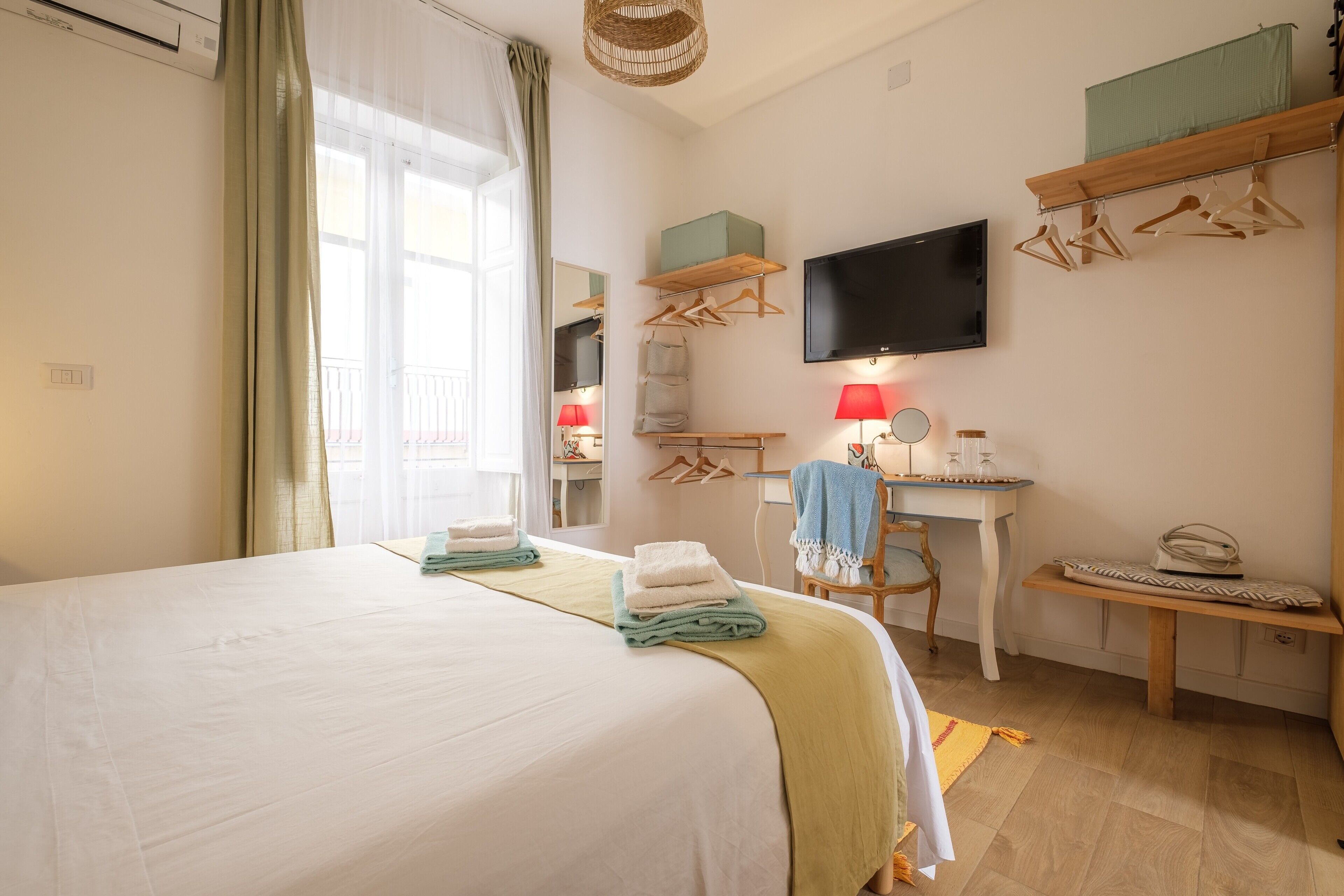 1 chambre, bureau, fer et planche à repasser, Wi-Fi gratuit