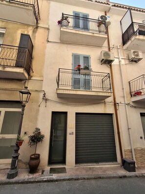Exterior detail - Holiday Home 'Mira' accomodation with a terrace. (Spadafora)