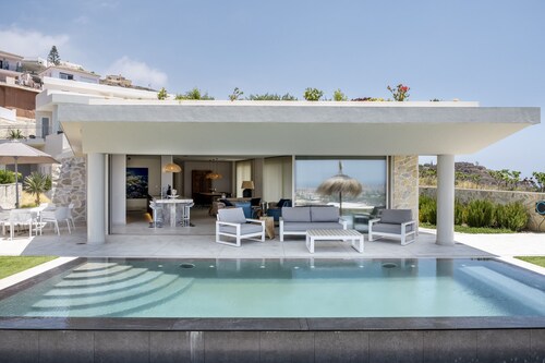 Villa 'Exclusive Too' with Pool, Terrace & Wi-Fi